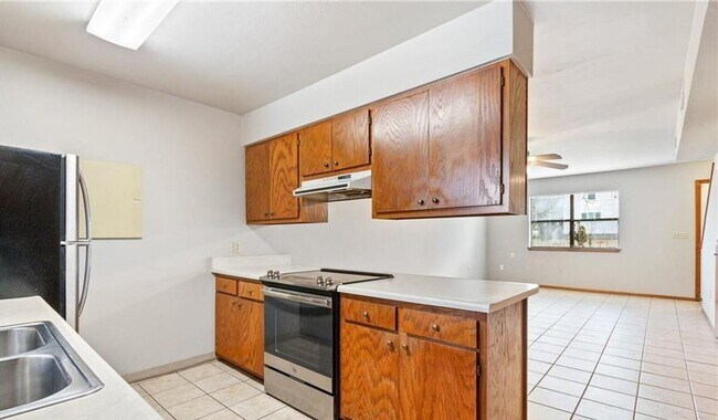 Building Photo - Townhome 2 Blocks from Downtown Siloam