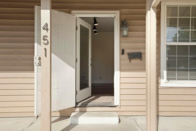 Building Photo - 451 Marengo Ave