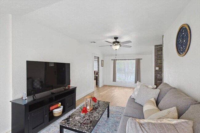 Foto del edificio - 711 Red Oak Ln