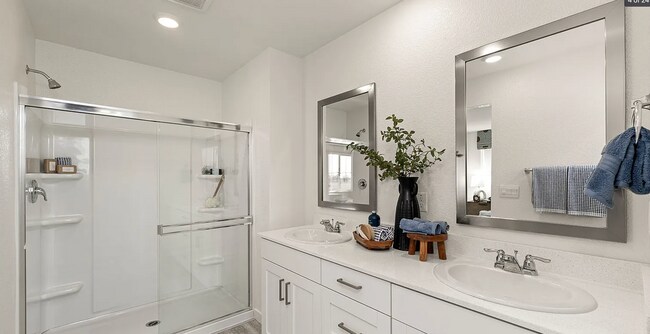 Foto del edificio - Beautiful Roseville Home! Please read entire ad for viewings!