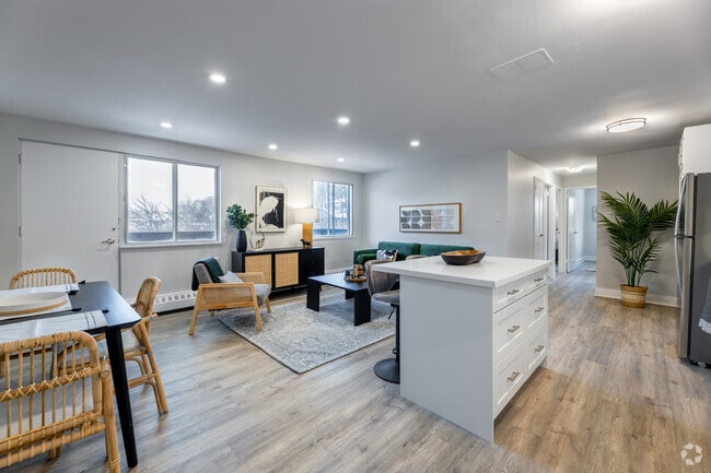 3BR, 1BA - Salon/Cuisine - 1111 Forestwood