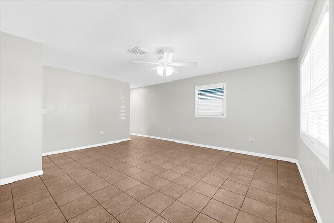 Building Photo - 906 66th Ave W