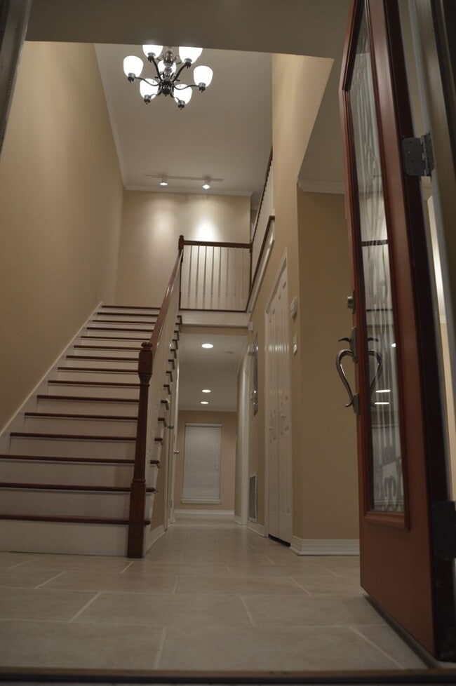Building Photo - beautiful 3-bedroom, 2.5-bathroom house lo...