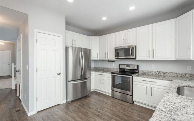 Photo - Spacious 5 BR House in Aurora