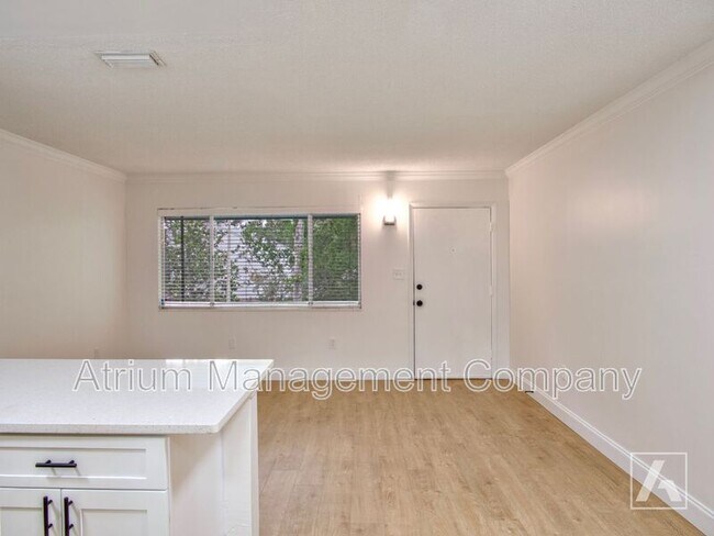 Building Photo - 615 Lakeview St