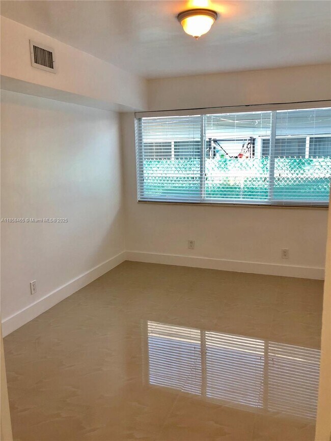 Foto del edificio - 8227 Crespi Blvd