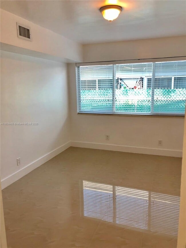 Building Photo - 8227 Crespi Blvd