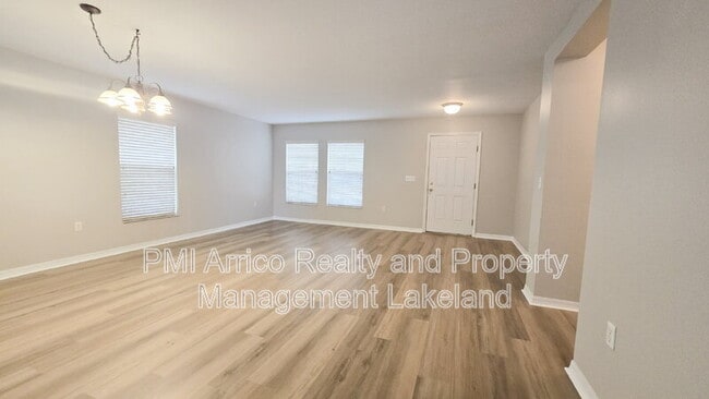 Foto del edificio - 6955 Lake Eaglebrooke Dr