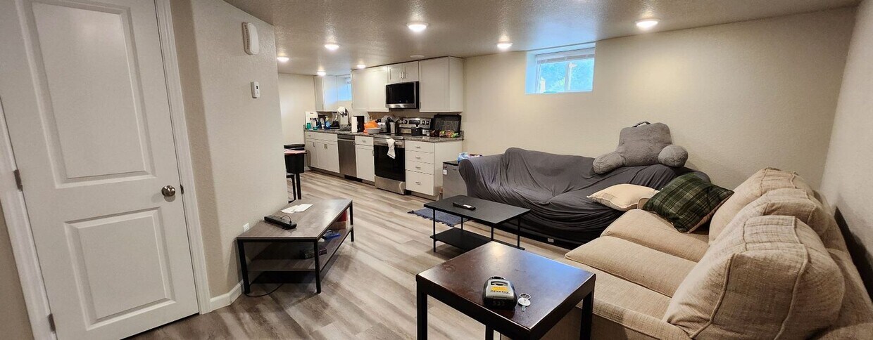 Foto principal - 3-Bed, 2-Bath Beauty in a Can’t-Miss Locat...