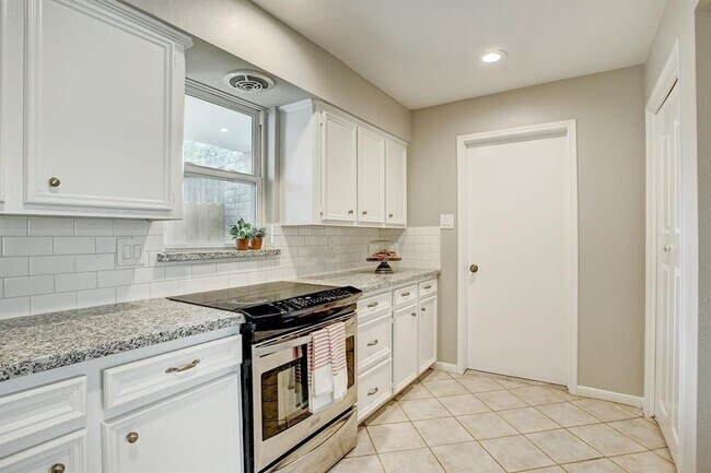 Building Photo - 1074 Apache Falls Dr