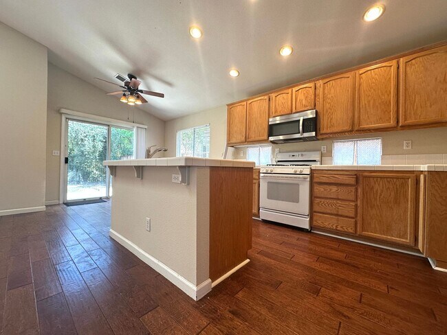 Building Photo - Single Story 3 Bed 2 Bath in Apple Hill!