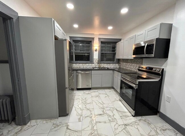 Building Photo - 142 Oak St