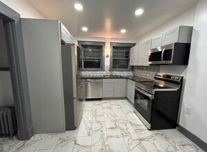 Building Photo - 142 Oak St