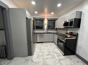 Building Photo - 142 Oak St