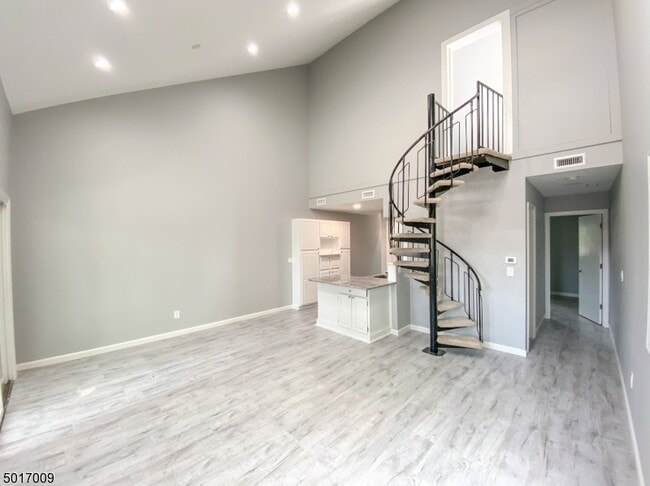 Building Photo - 4 Alta Ct W