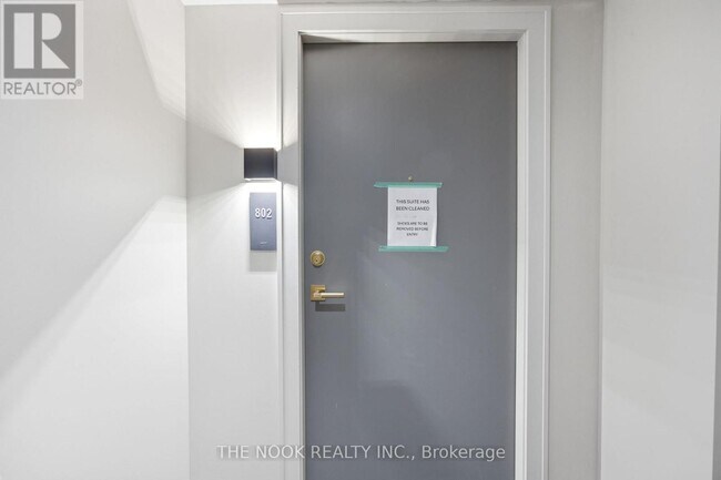 Photo du bâtiment - 2 Manderley Dr