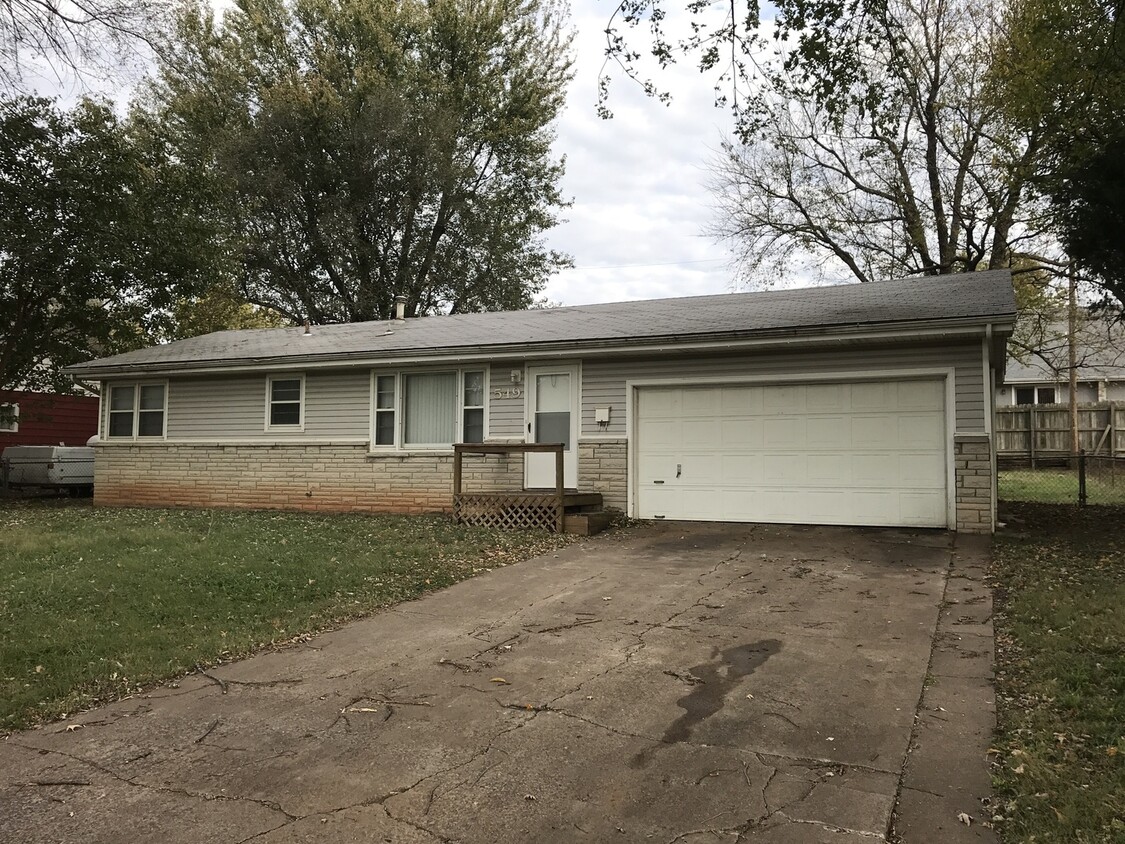 Foto principal - 3 Bedrooms! 2 Car Garage! Kickapoo School ...