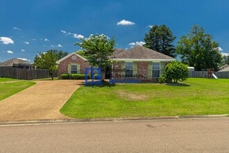 Building Photo - 624 Post Oak Place