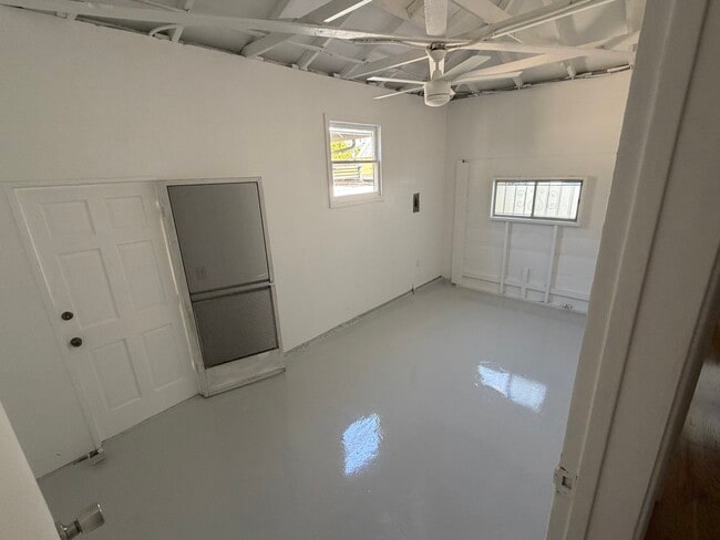 Building Photo - 118 Breeze Ave