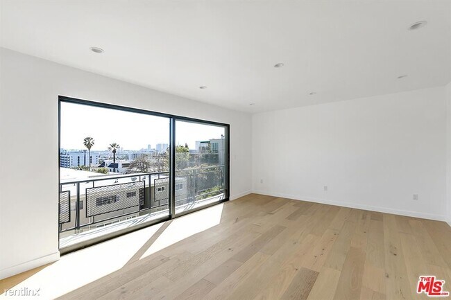 Building Photo - 3 br, 3 bath Condo - 1210 Larrabee St Ph