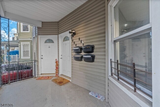 Foto del edificio - 467-469 Summer Avenue Unit 1