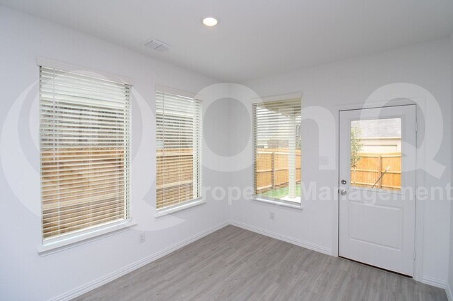 Foto del edificio - 9945 Little Tree Ln