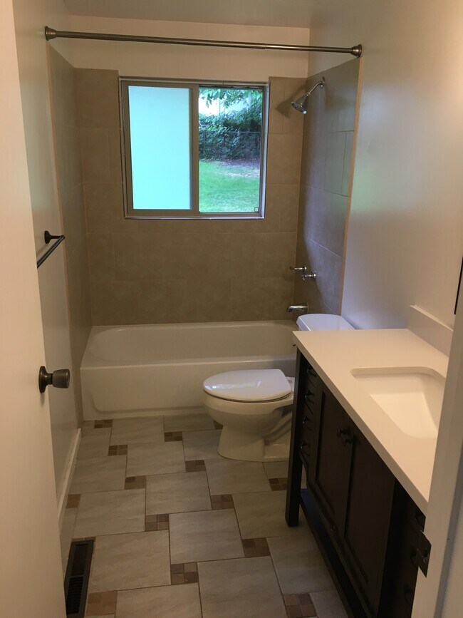 Building Photo - 474 Holiday Dr