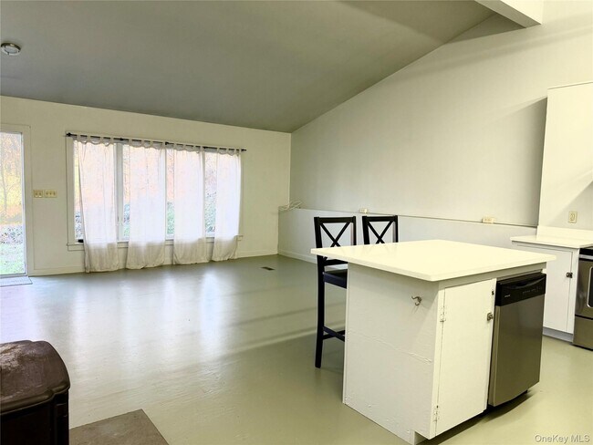 Foto del edificio - 14 Spring Lake Rd