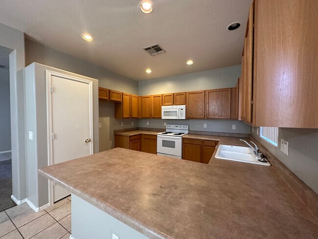 Foto del edificio - 3 bed, 2.5 baths home in Adobe Gardens