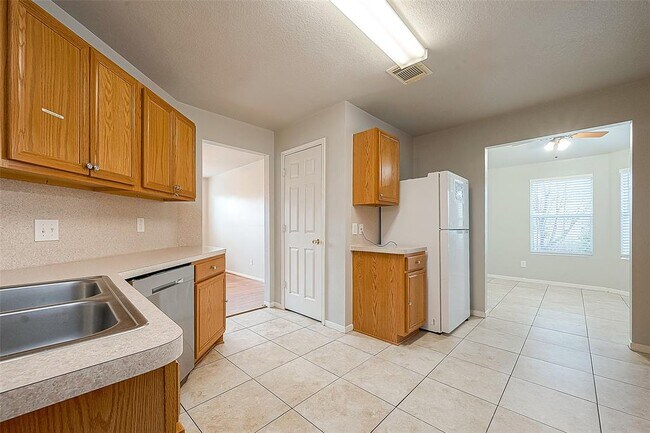Building Photo - 1202 Sabine Brook Way