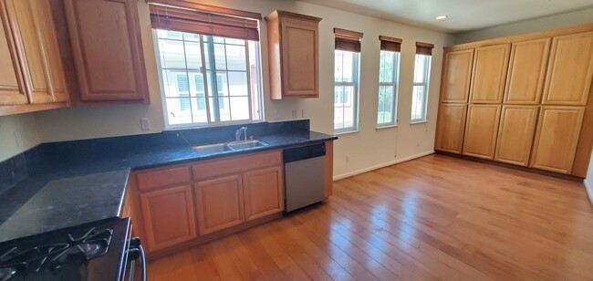 Foto del edificio - GORGEOUS 3 Bed/2.5 Bath Townhome in RIVERM...