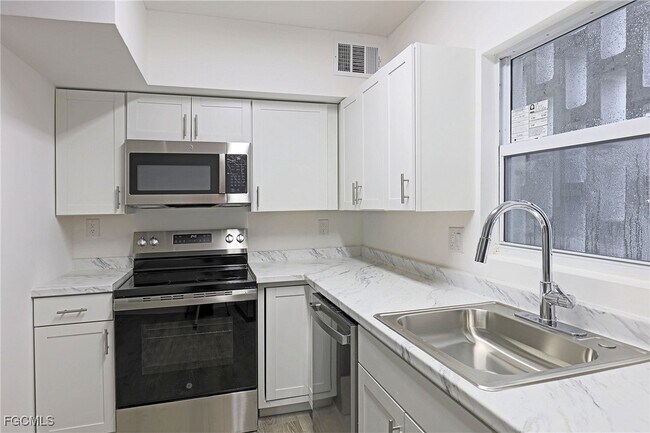 Foto del edificio - 2590 First St