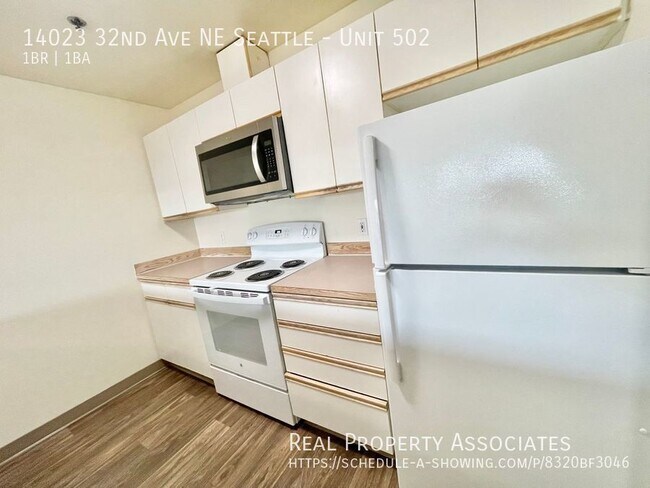 Building Photo - Spacious Top Floor 1-Bedroom/1-Bathroom! I...