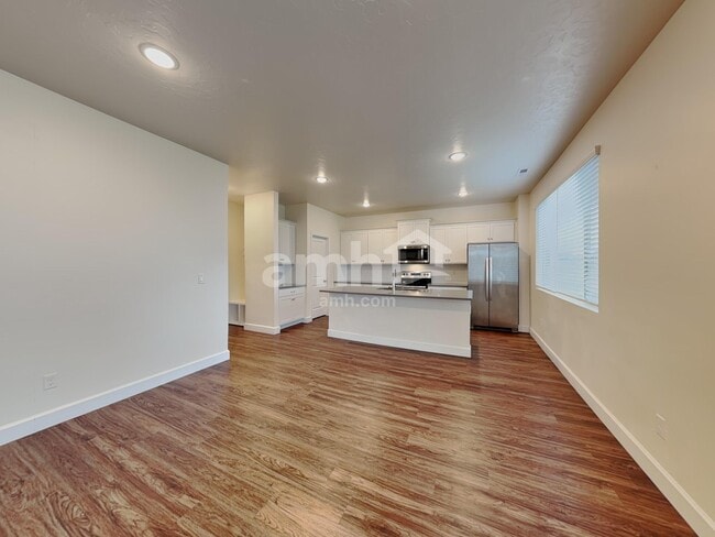 Foto del edificio - 954 N Barkvine Ave