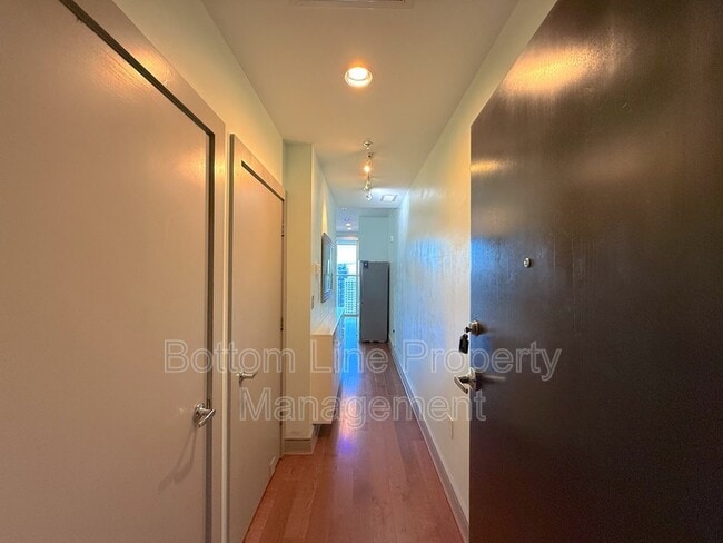 Foto del edificio - 333 W Trade St