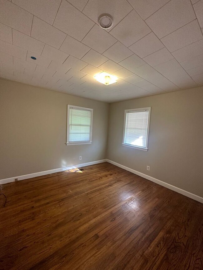 Building Photo - 3 Bedroom, 1.5 Bath Rental – Convenient Location