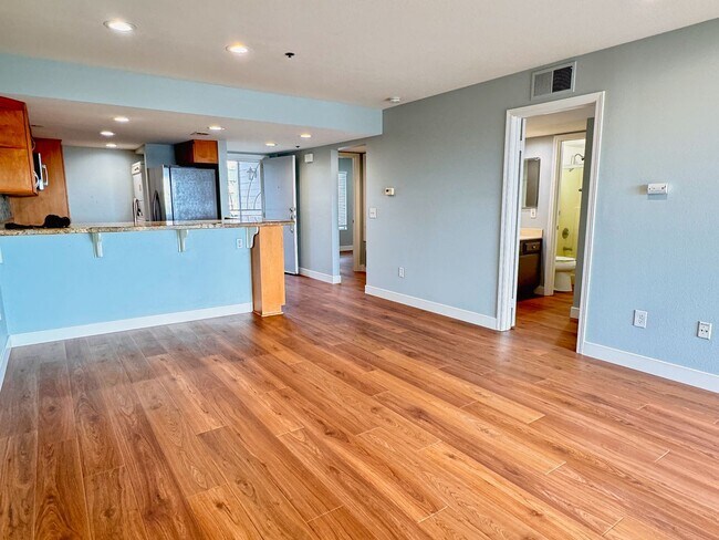 Foto del edificio - Well Kept 2BD Condo with Sunset Views