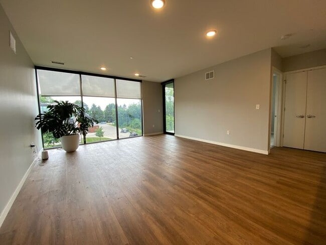 Building Photo - $2,300 | 2 Bedroom, 2 Bathroom Condo | Pet...