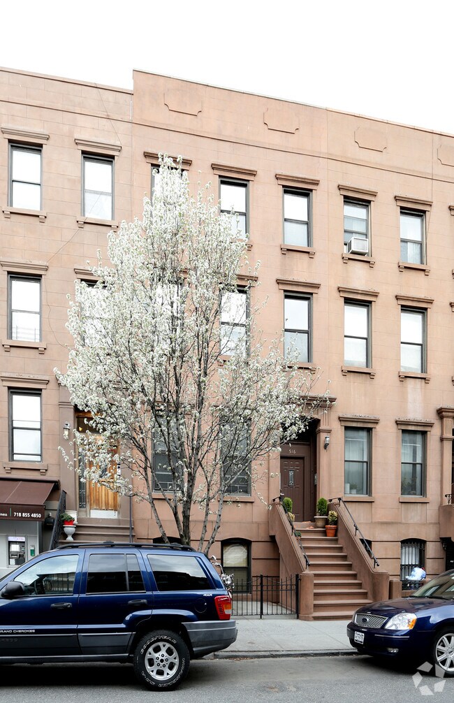 Building Photo - 516 Henry St