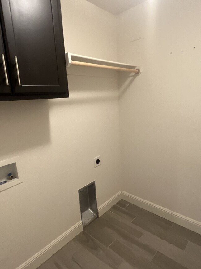 Foto del edificio - COMING SOON: Beautiful 4 bedroom/ 2 bathro...