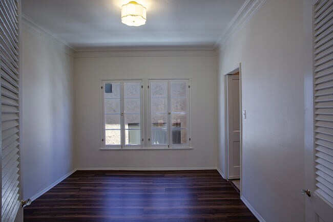 Building Photo - Charming Vintage 1 Bed / 1 Bath in the Heart of West Hollywood