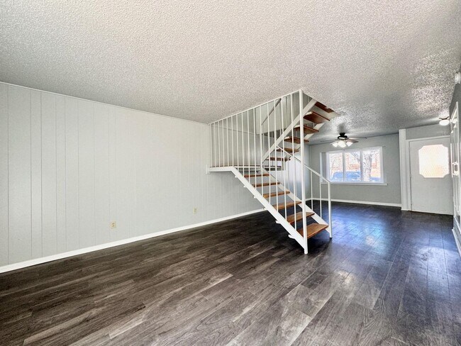 Foto del edificio - 3 bed 3 bath 2 car garage brick town home now available