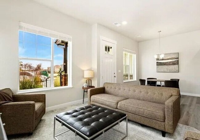 Building Photo - Elegant Townhome in Loveland