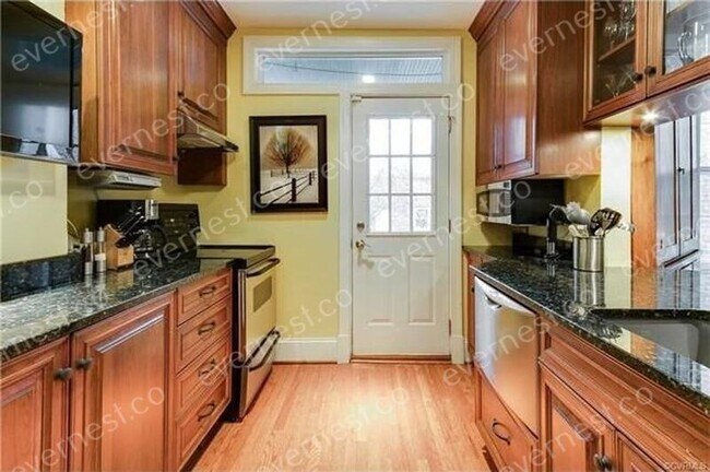 Foto del edificio - 2708 W Grace St