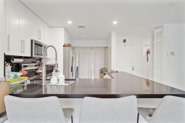 Building Photo - 3961 Adra Ave