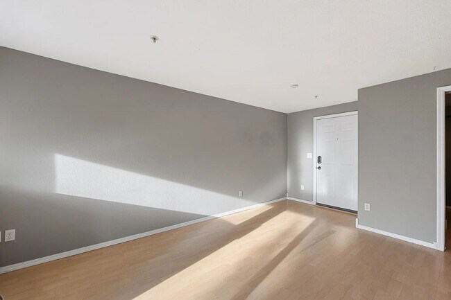 Foto del edificio - $1,600 - 1 Bed / 1 Bath Gorgeous Condo Unit in University District