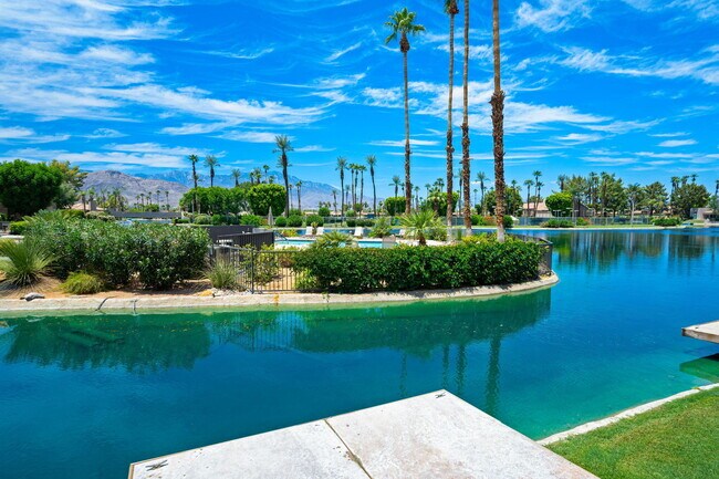 Foto del edificio - 138 Lakeshore Dr