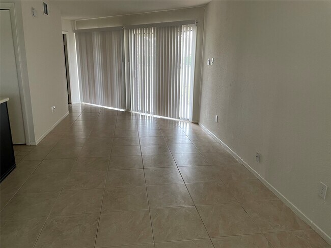 Foto del edificio - 6107 Snug Harbor Blvd