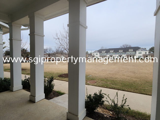 Building Photo - Gorgeous townhome ready for move in