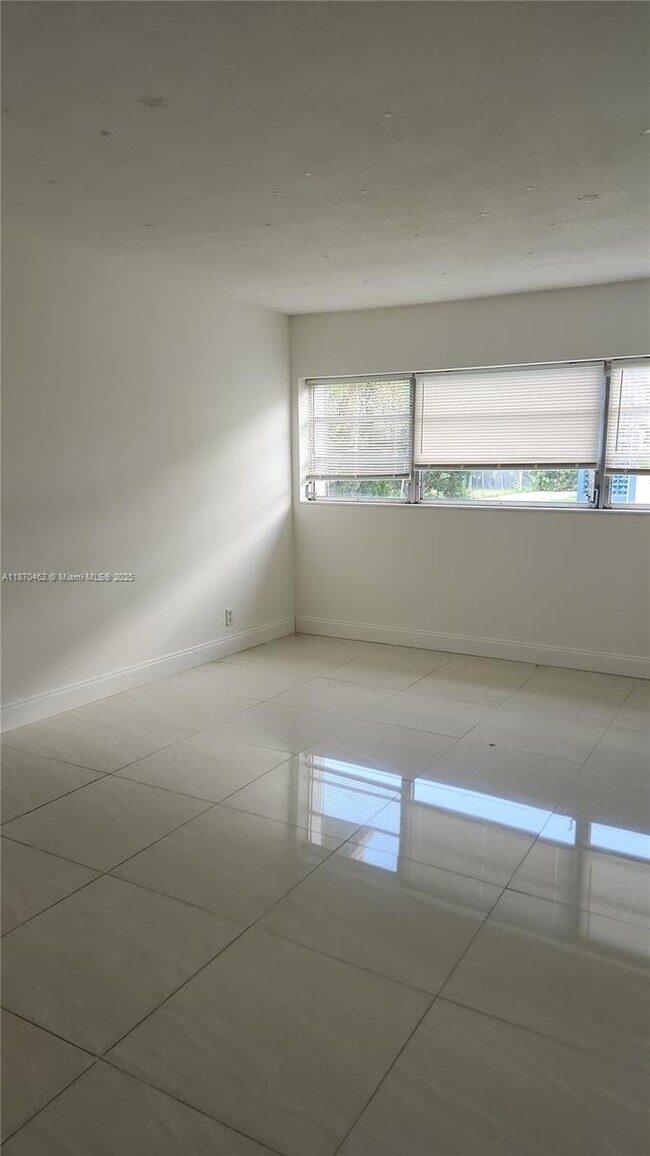 Foto del edificio - 16801 NE 14th Ave
